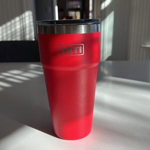 YETI RAMBLER® 26 OZ STACKABLE CUP
WITH STRAW LID RED